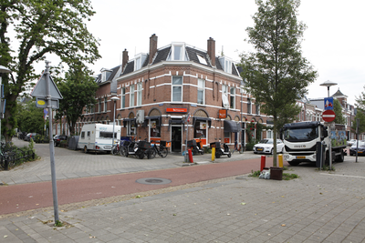 914324 Gezicht op de hoek van de Havik (links) en de Koekoekstraat (rechts) te Utrecht, met in het midden het hoekpand ...